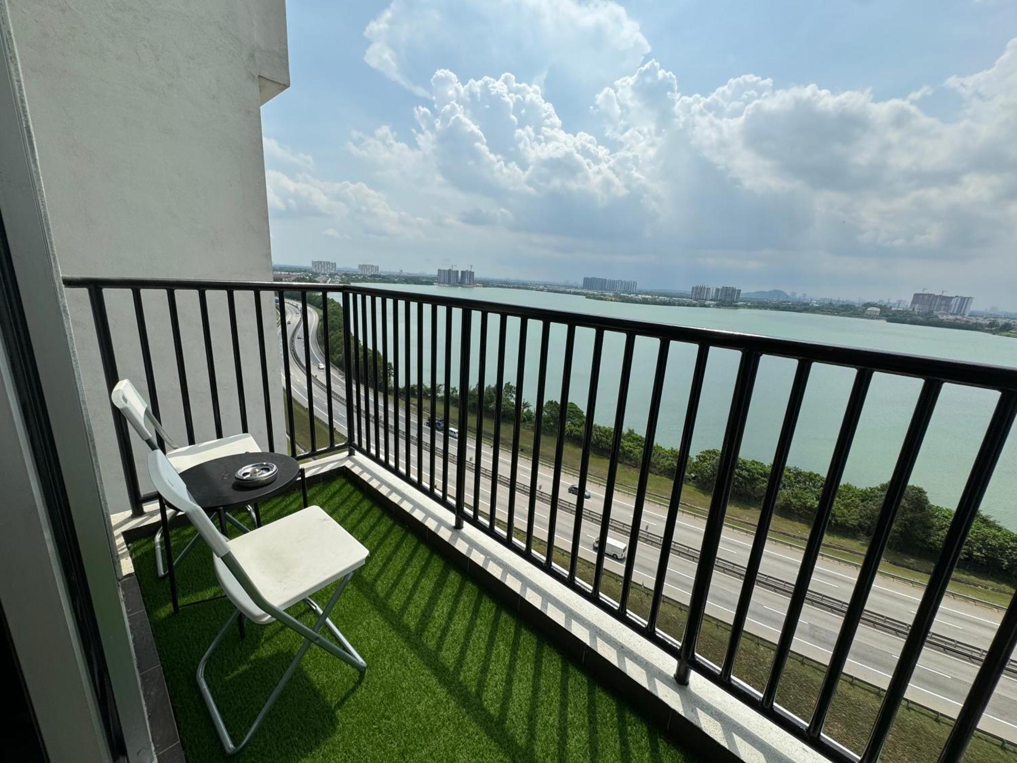 Skylake Luxury Family Vacation Puchong